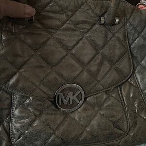 Michael Kors Quilted Satchel in gold color
Handle/shoulder straps silver chain